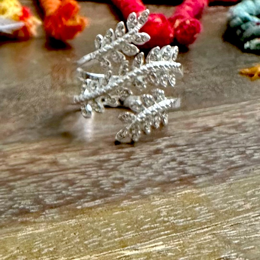 Carter's Elegant Silver Plated Leaf Ring. - image 2